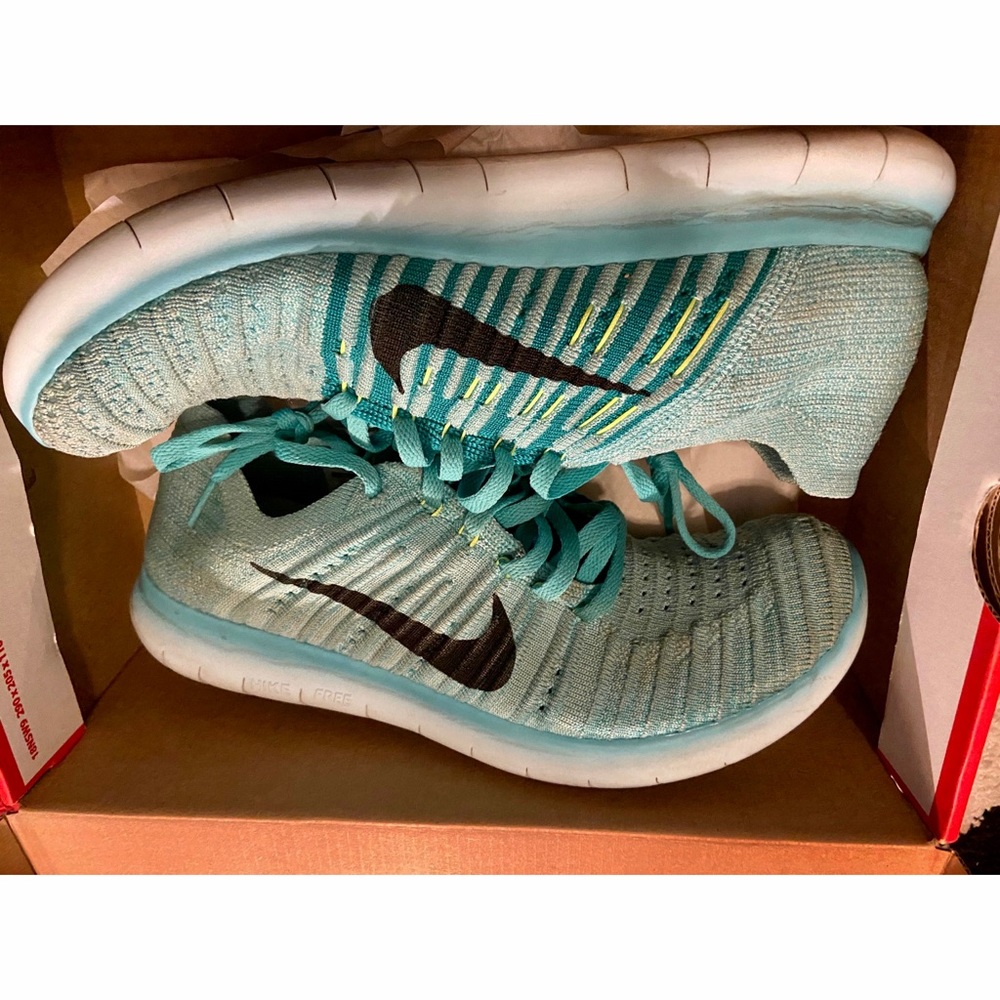 NIKE Free Runs